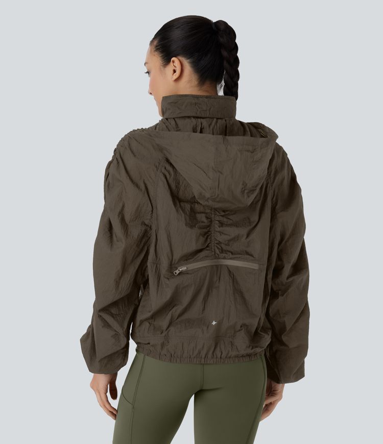 Veste de randonnée imperméable légère et compactable avec capuche rabattable, manches froncées et poches latérales