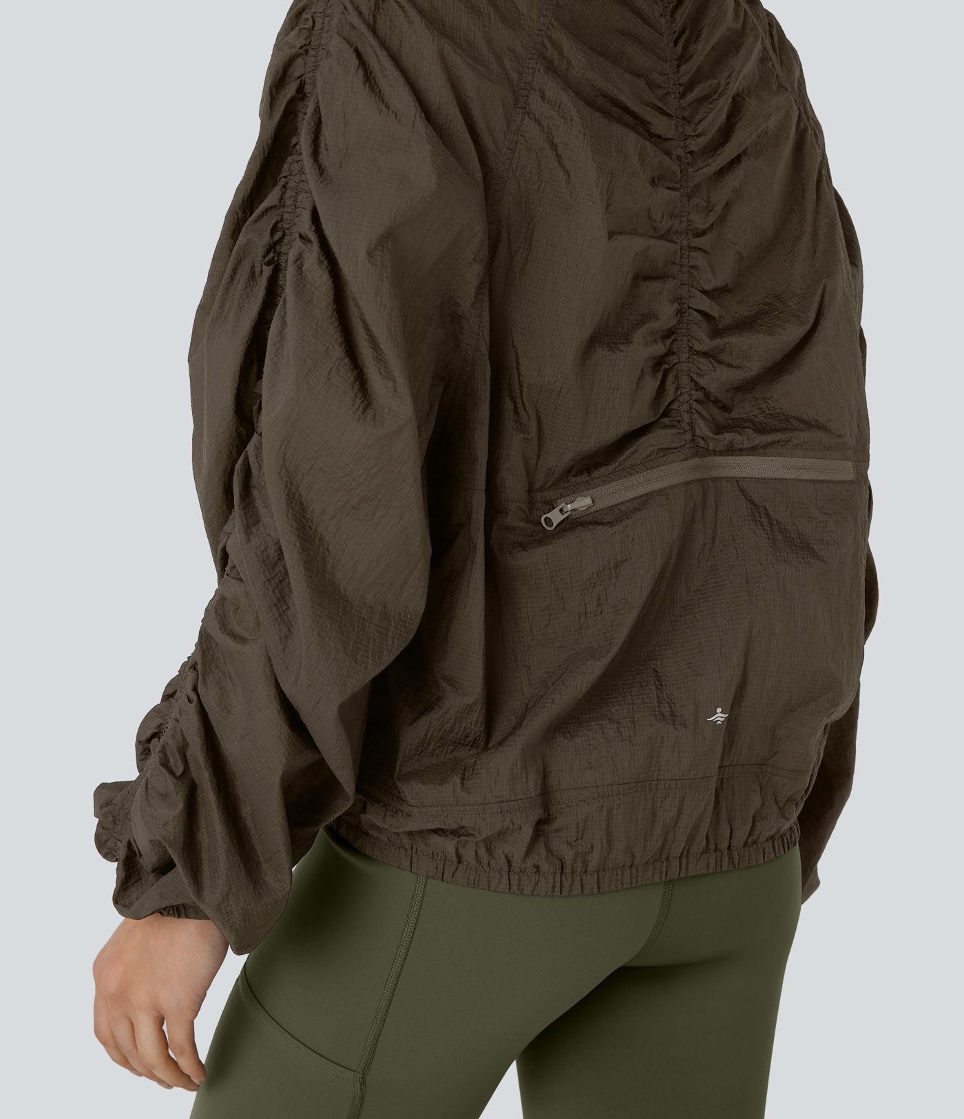 Veste de randonnée imperméable légère et compactable avec capuche rabattable, manches froncées et poches latérales