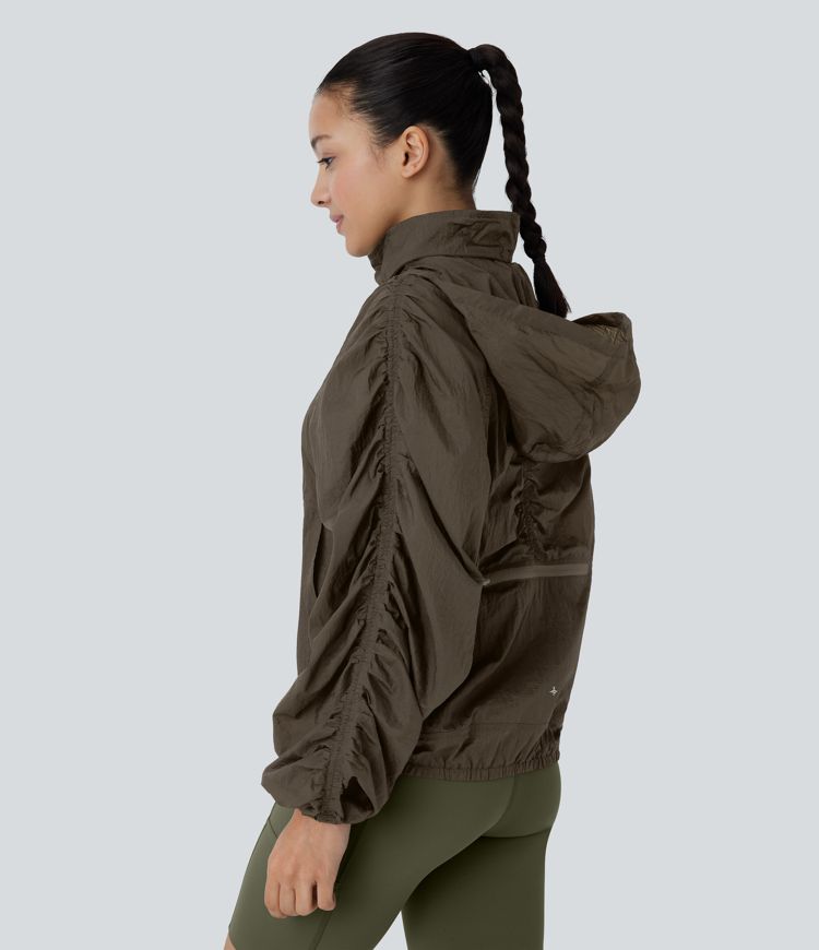 Veste de randonnée imperméable légère et compactable avec capuche rabattable, manches froncées et poches latérales