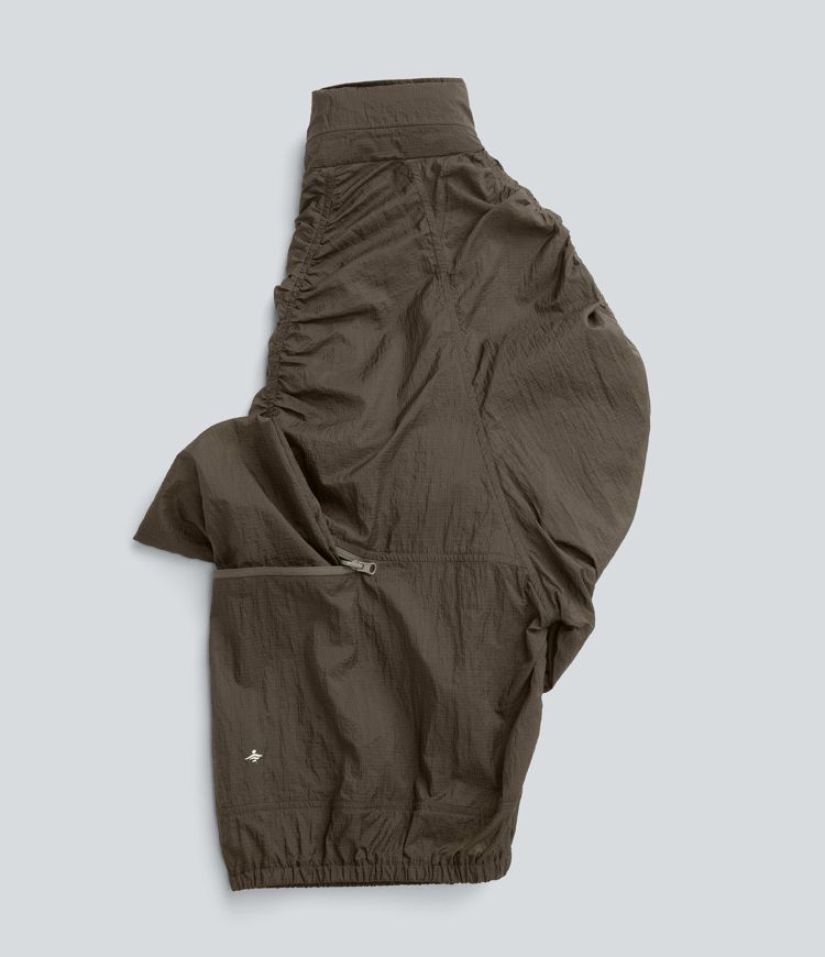 Veste de randonnée imperméable légère et compactable avec capuche rabattable, manches froncées et poches latérales