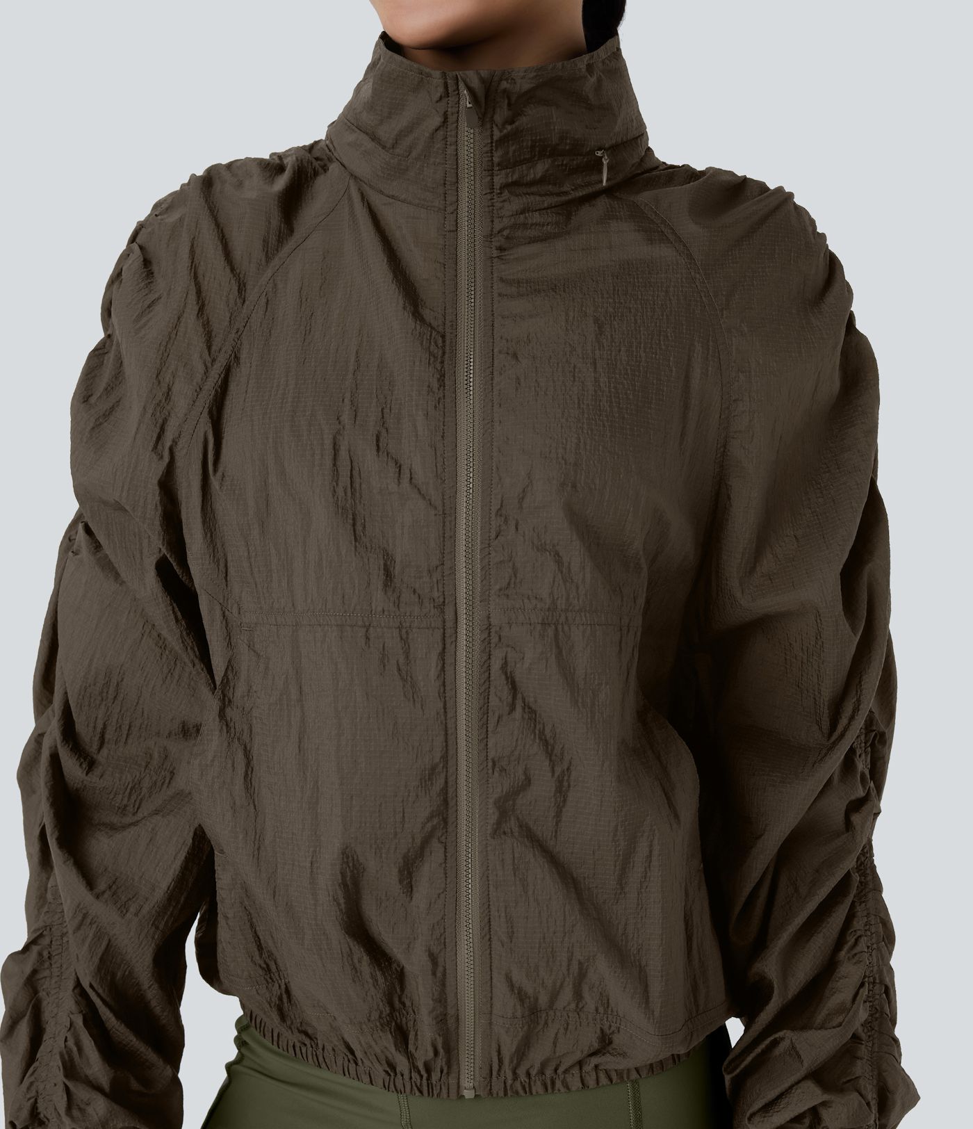 Veste de randonnée imperméable légère et compactable avec capuche rabattable, manches froncées et poches latérales