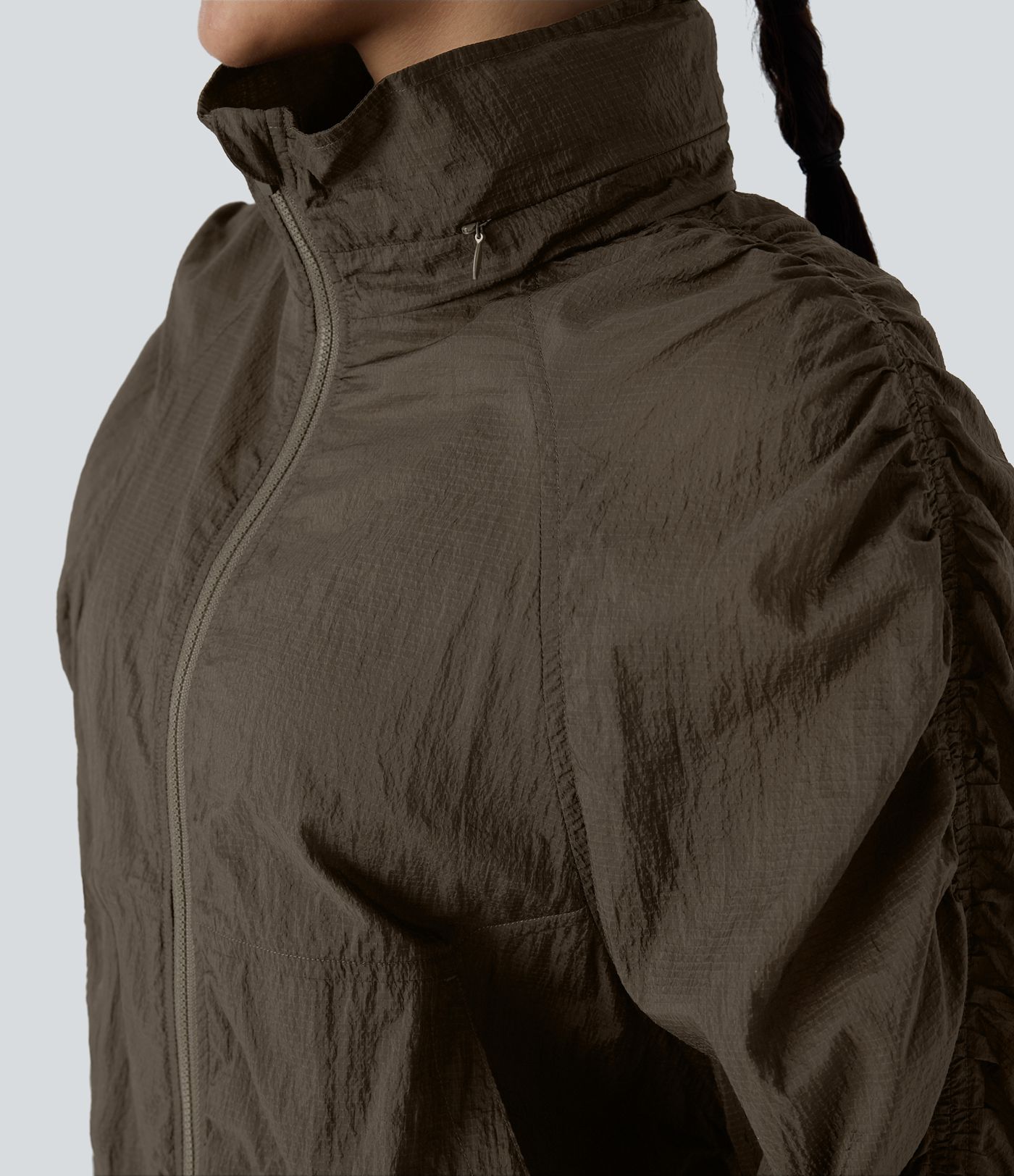 Veste de randonnée imperméable légère et compactable avec capuche rabattable, manches froncées et poches latérales