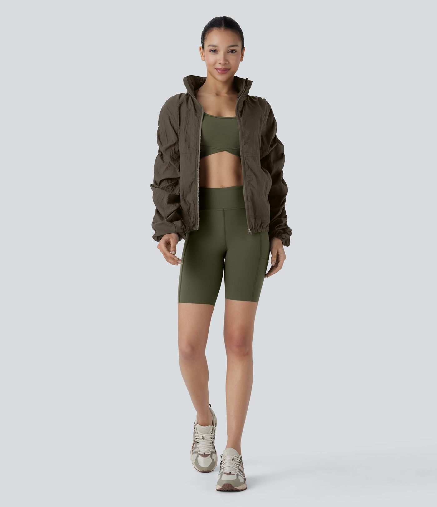 Veste de randonnée imperméable légère et compactable avec capuche rabattable, manches froncées et poches latérales