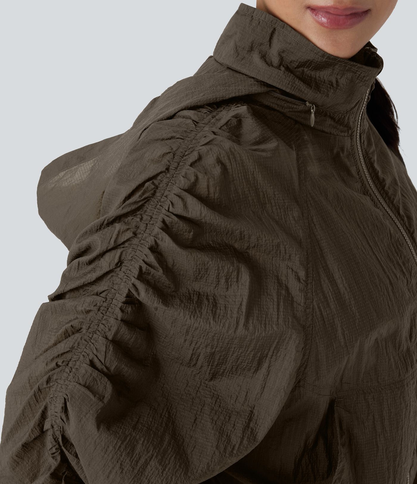 Veste de randonnée imperméable légère et compactable avec capuche rabattable, manches froncées et poches latérales