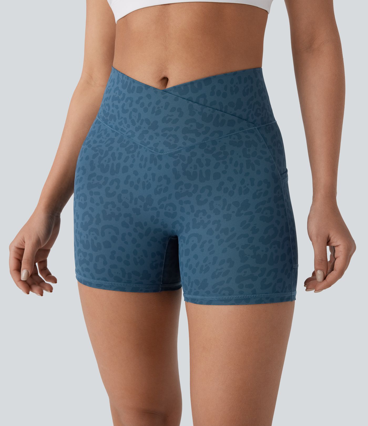 Crossover-Yoga-Shorts mit hohem Bund, Seitentaschen und Leopardenmuster - 10,16 cm
