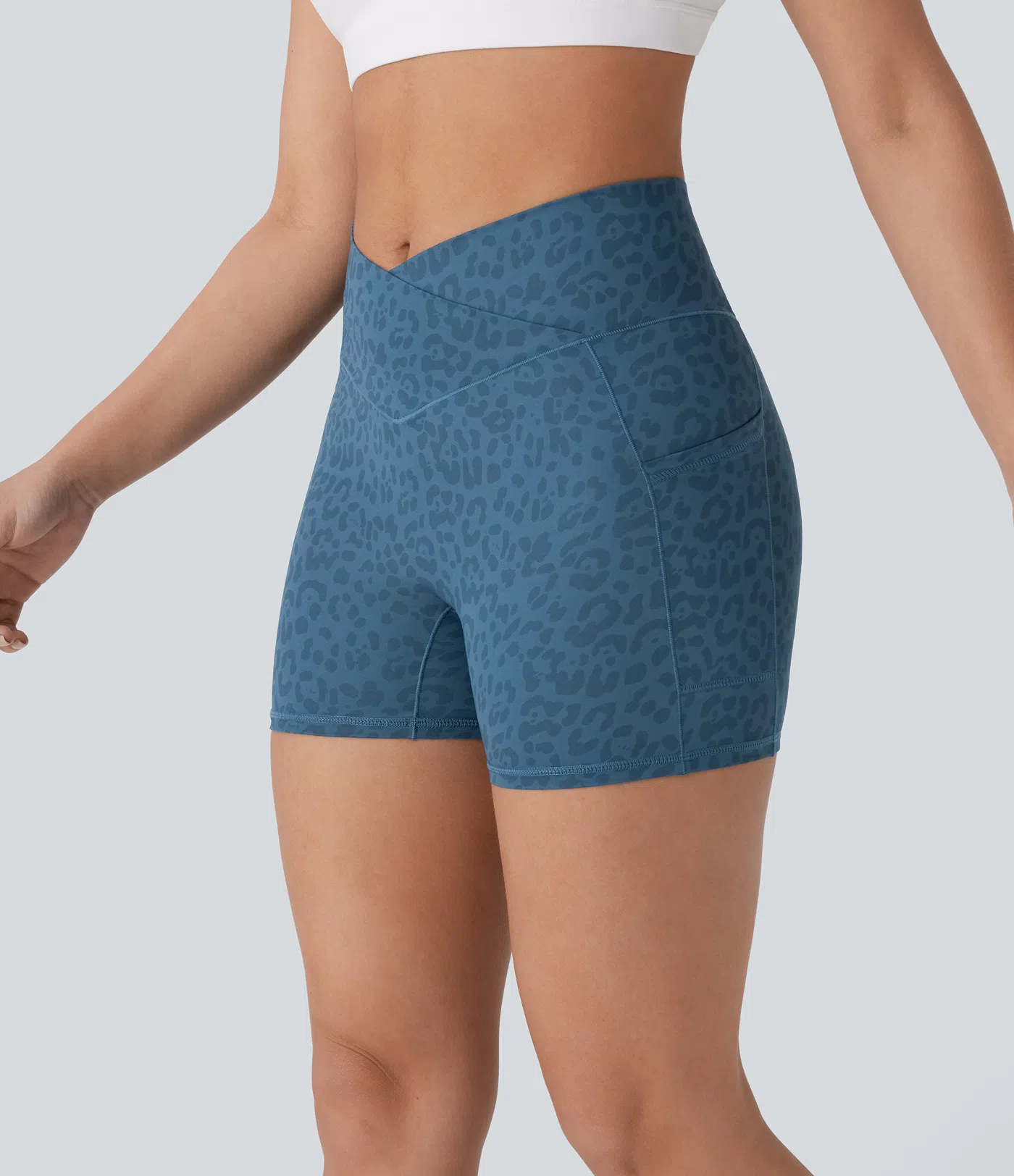 Crossover-Yoga-Shorts mit hohem Bund, Seitentaschen und Leopardenmuster - 10,16 cm