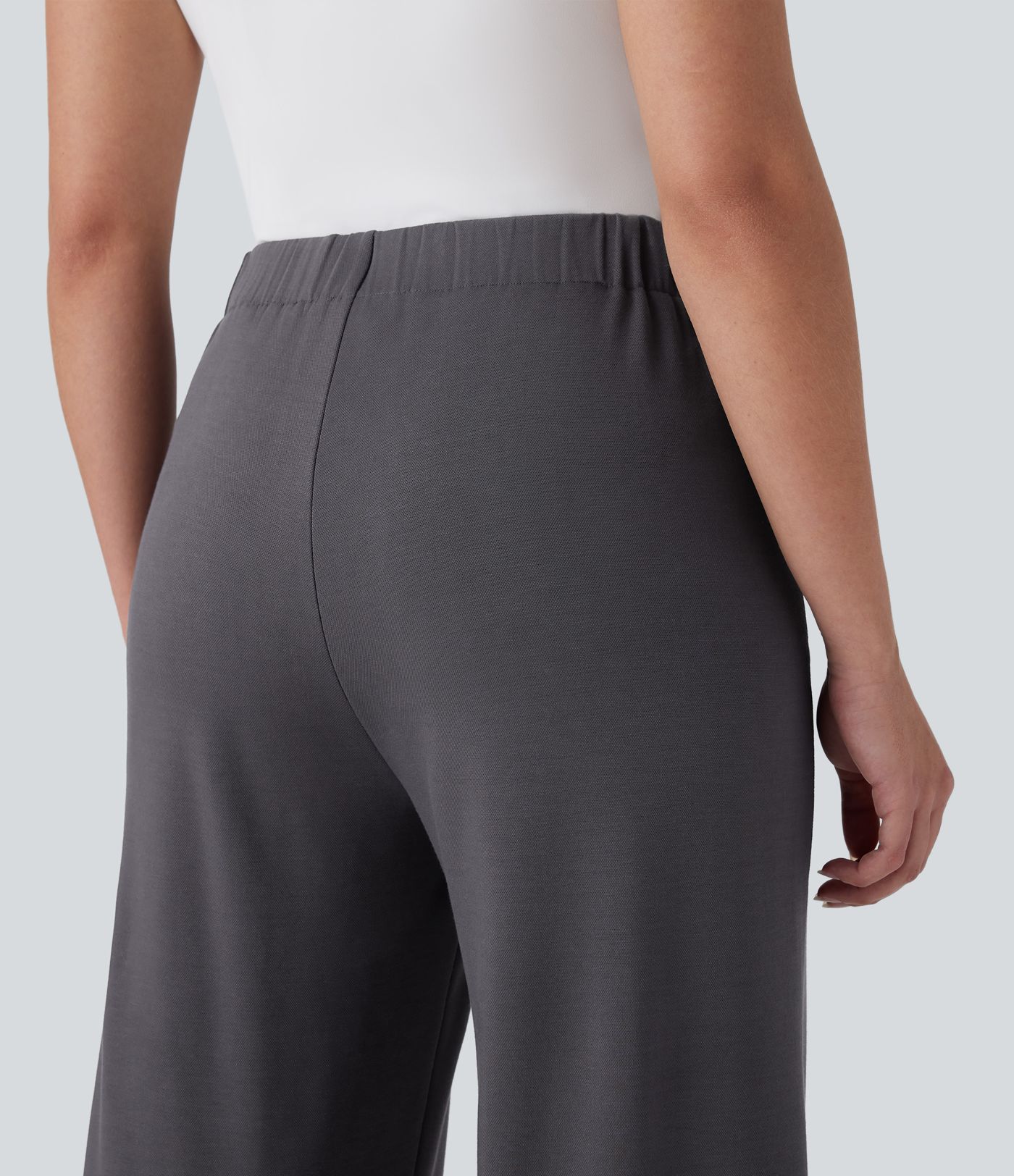 Stoffhose mit hohem Bund, Seitentaschen und geradem Bein