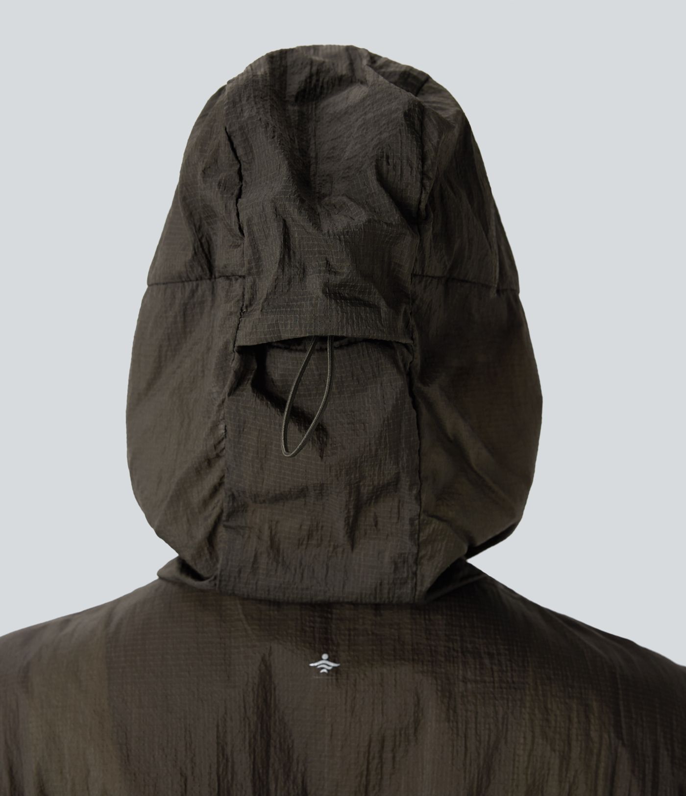 Chaqueta senderismo impermeable capucha manga larga cremallera bolsillo lateral cordón ajustable