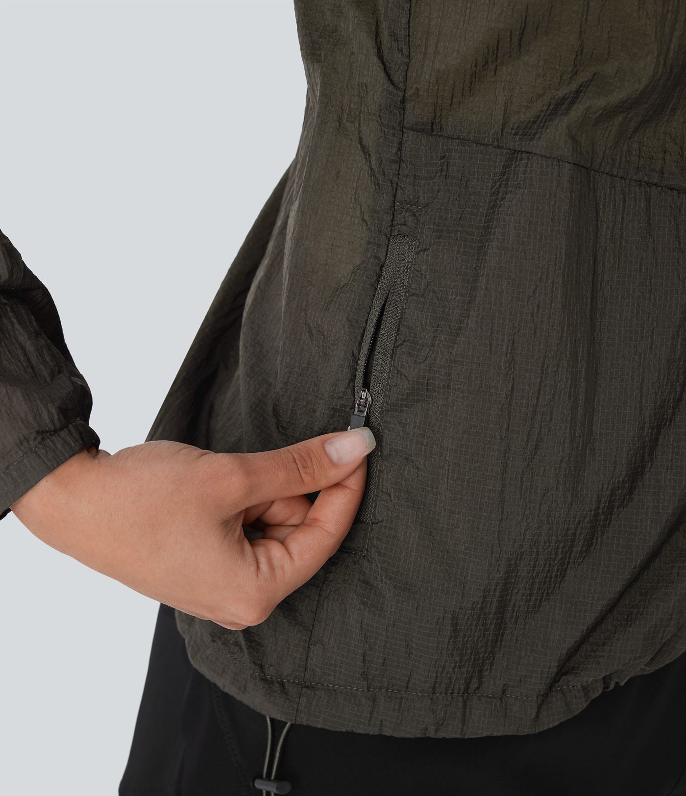 Chaqueta senderismo impermeable capucha manga larga cremallera bolsillo lateral cordón ajustable