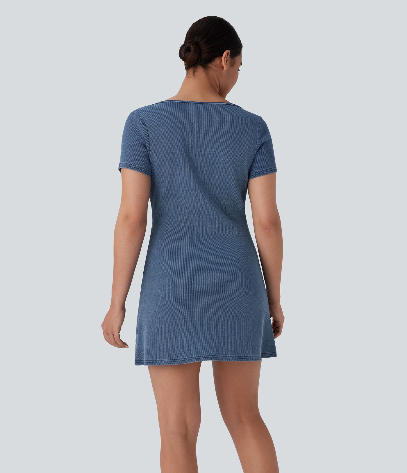 Halara Flex™ - Freizeitkleid aus elastischem Strick-Denim mit quadratischem Ausschnitt und Druckknöpfen