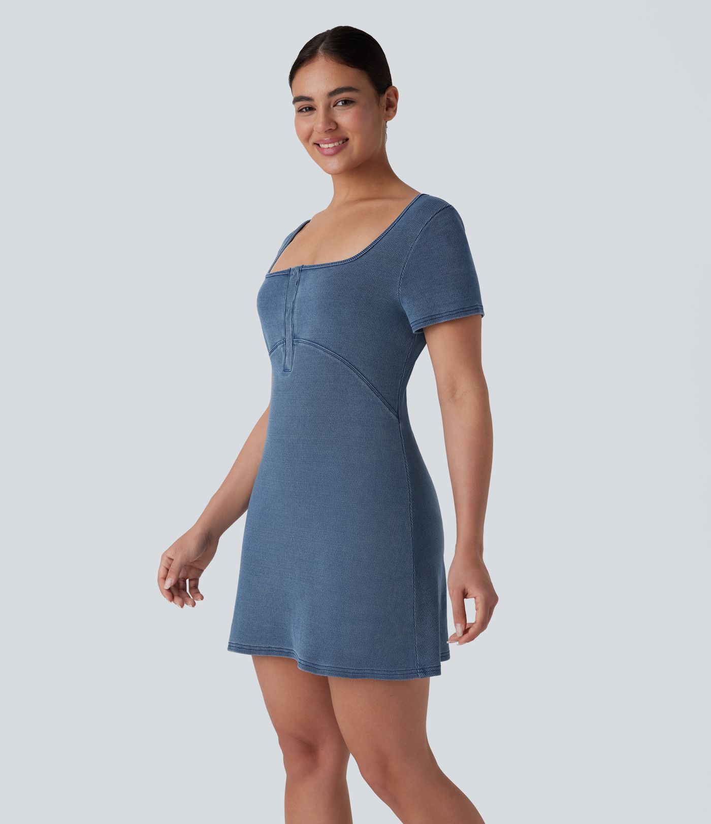 Halara Flex™ - Freizeitkleid aus elastischem Strick-Denim mit quadratischem Ausschnitt und Druckknöpfen