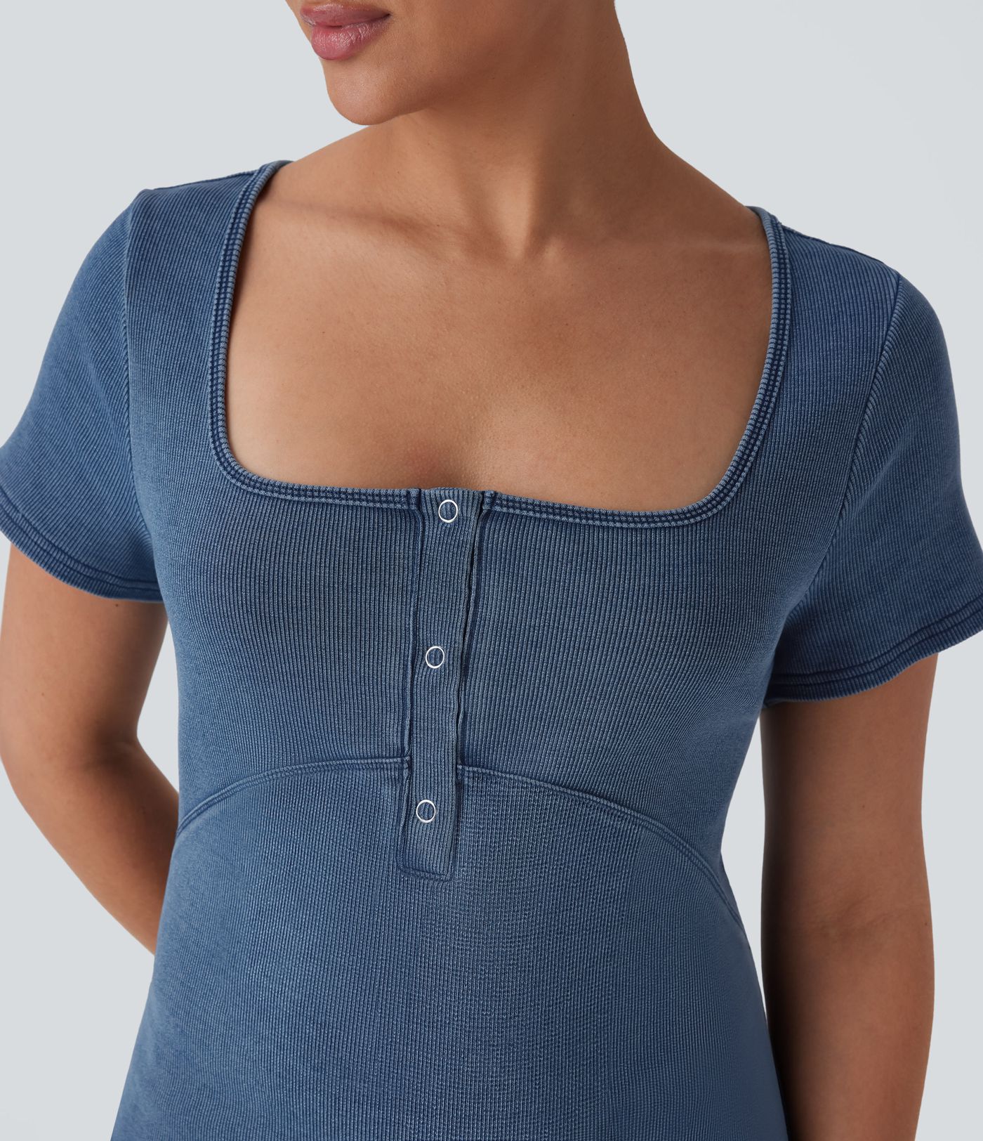 Halara Flex™ - Freizeitkleid aus elastischem Strick-Denim mit quadratischem Ausschnitt und Druckknöpfen