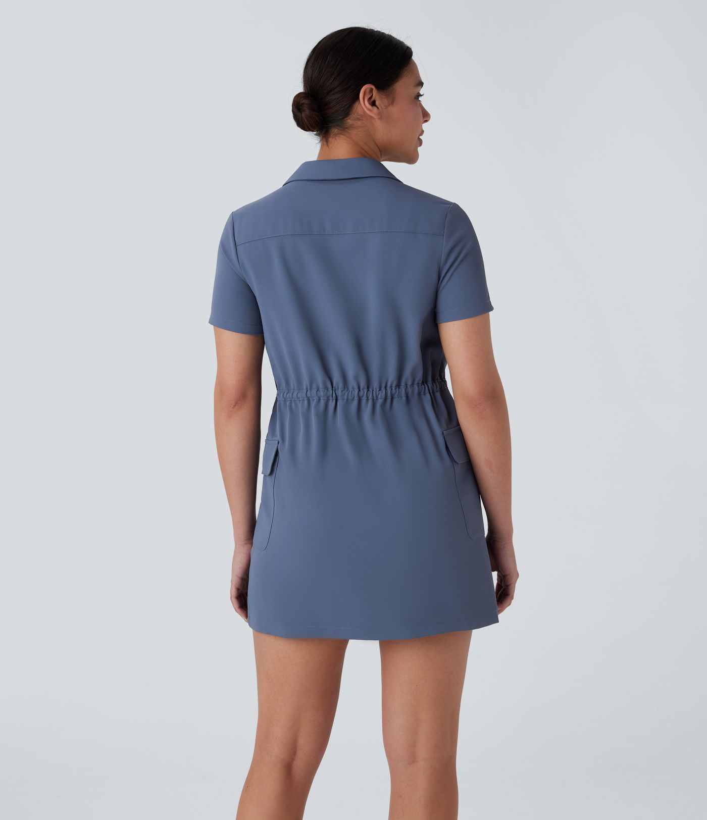 Robe mini cargo de randonnée à col avec cordon d'ajustement poches à rabat et fermeture éclair bidirectionnelle