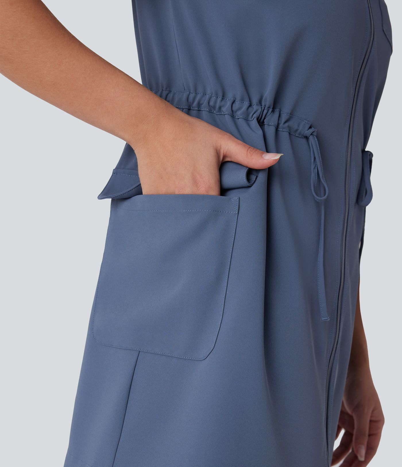 Robe mini cargo de randonnée à col avec cordon d'ajustement poches à rabat et fermeture éclair bidirectionnelle