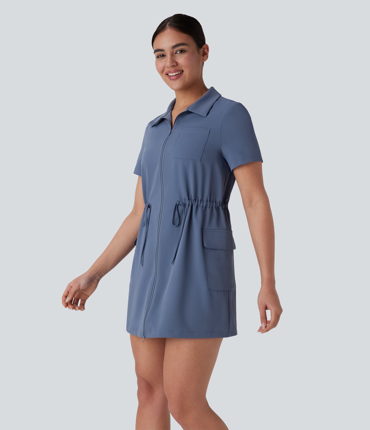 Robe mini cargo de randonnée à col avec cordon d'ajustement poches à rabat et fermeture éclair bidirectionnelle