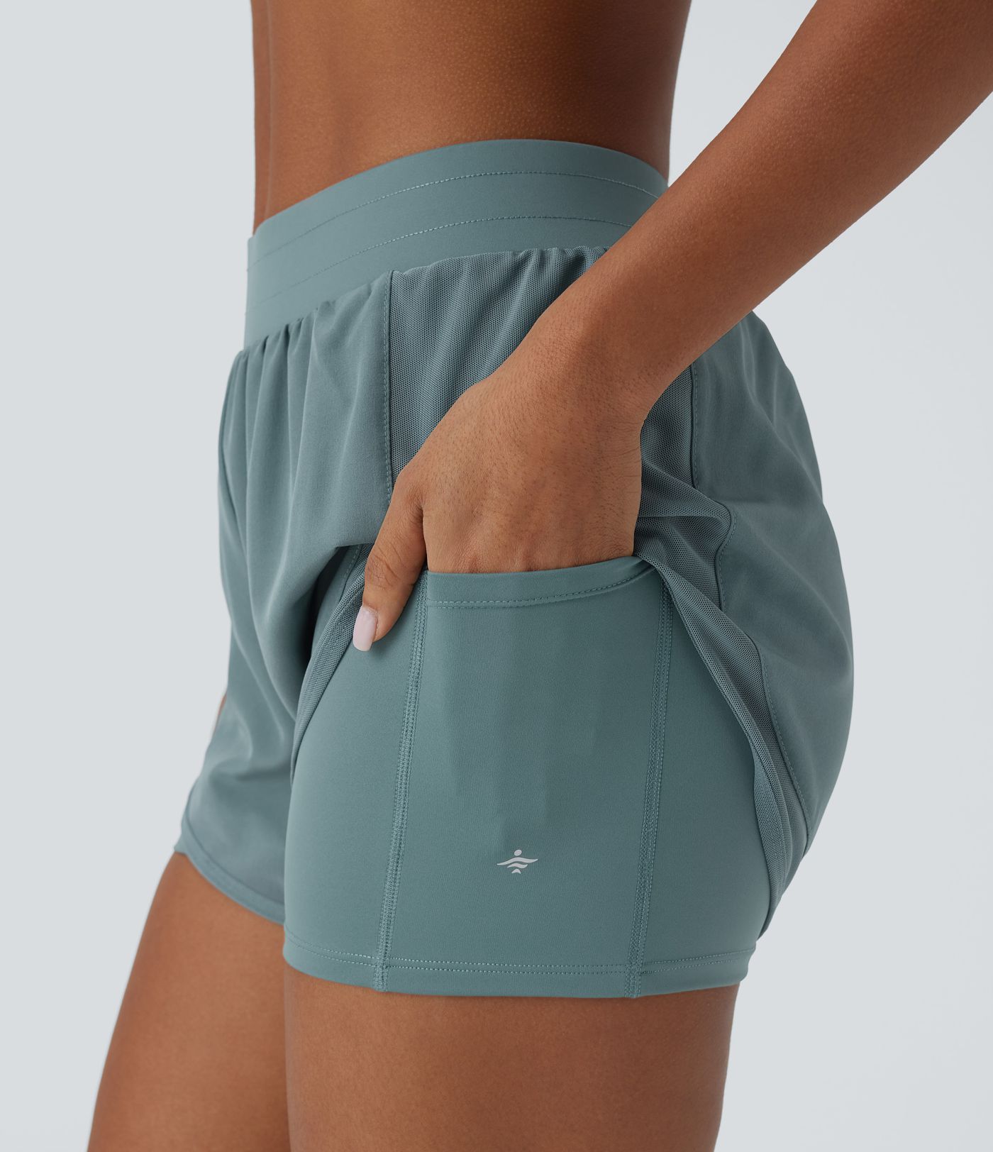 Short de yoga 2-en-1 à taille moyenne avec poches latérales, empiècements en maille contrastée et ourlet arrondi - 7,5 cm