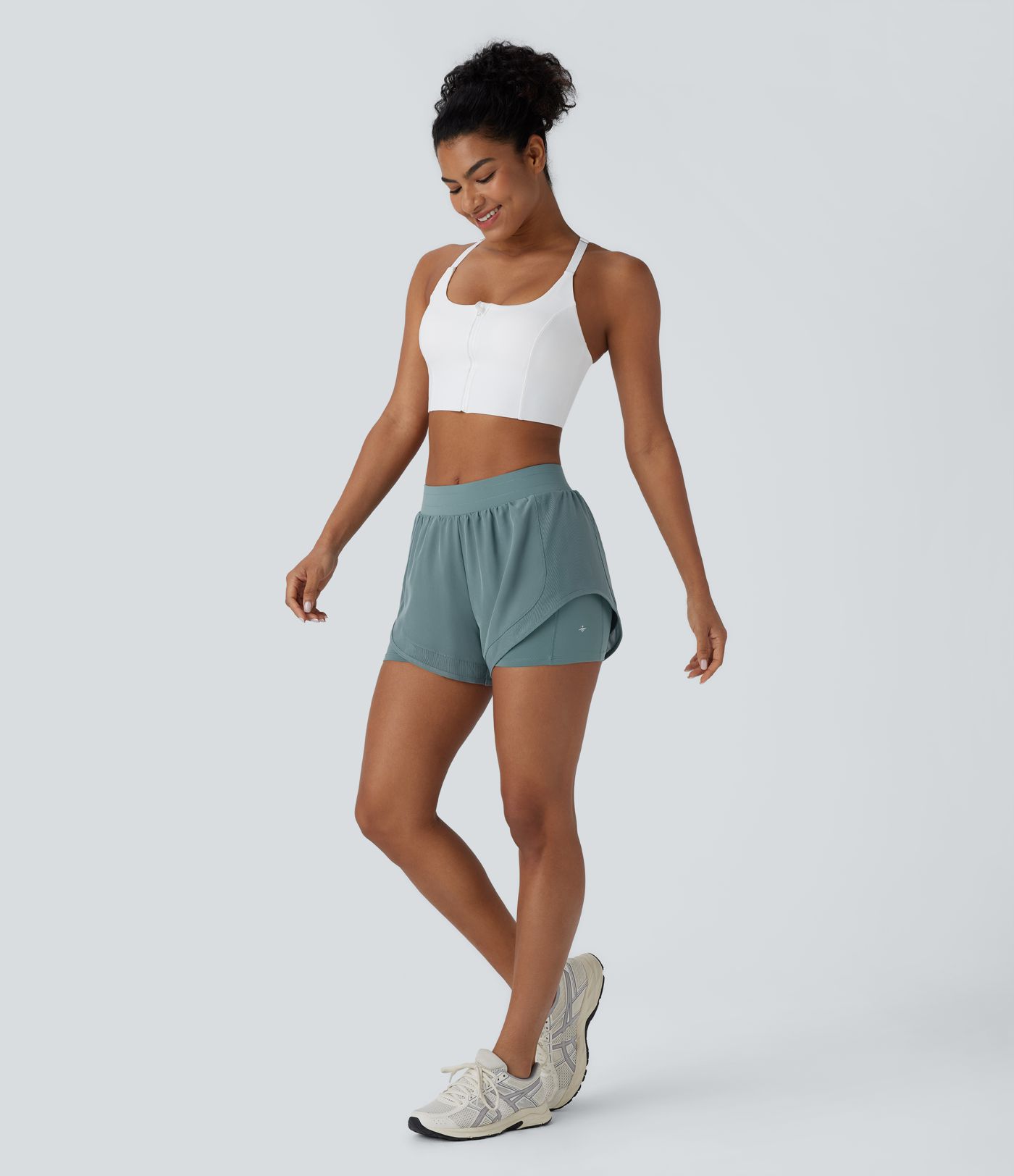 Pantalón corto yoga 2 en 1 tiro medio bolsillo lateral malla contrastante dobladillo curvo 7.5 cm