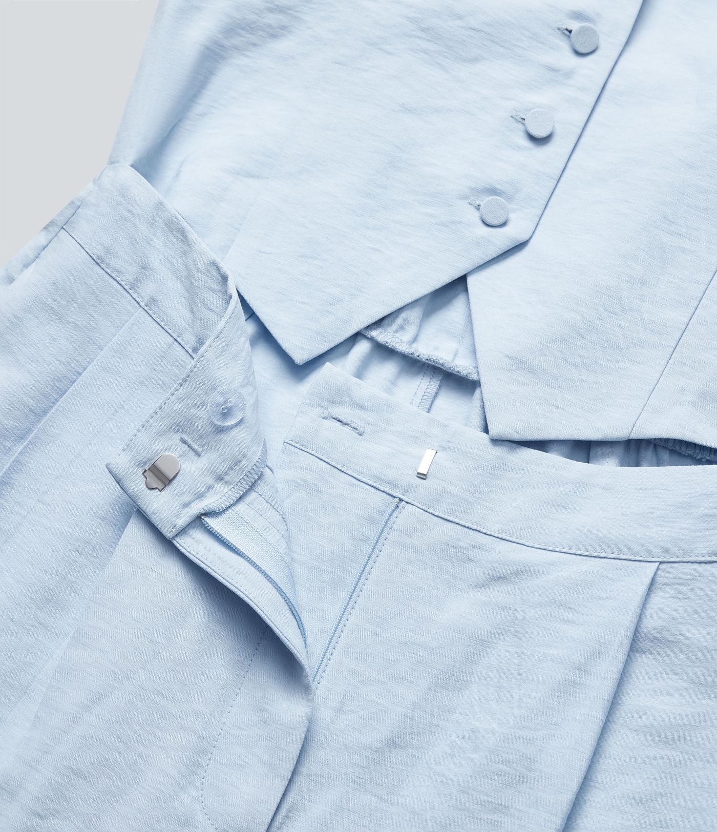 Mono de oficina de pierna ancha con cuello halter botones y bolsillos