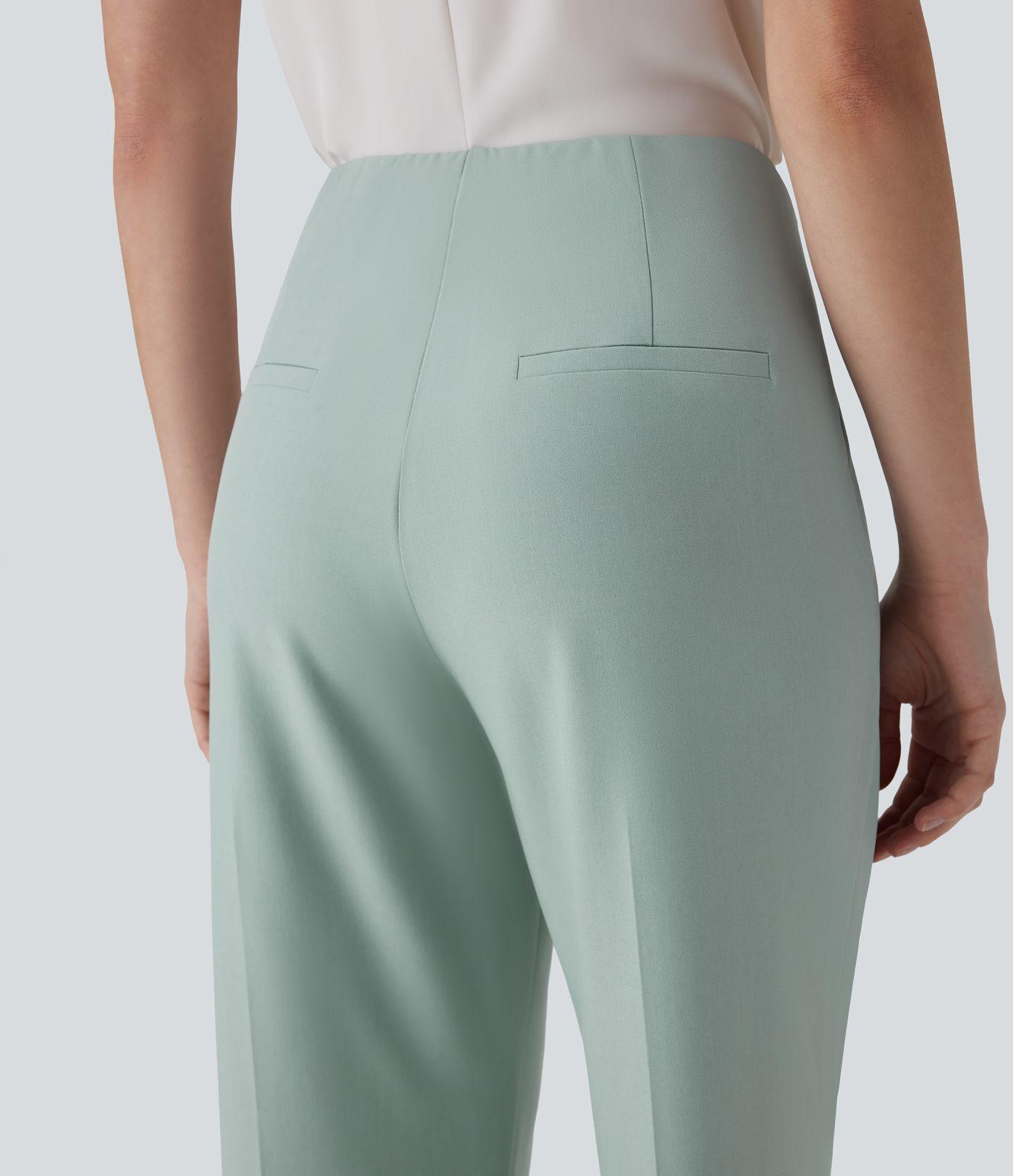 Schmal zulaufende Stoffhose mit hohem Bund, Seitentaschen und unsichtbarem Reißverschluss