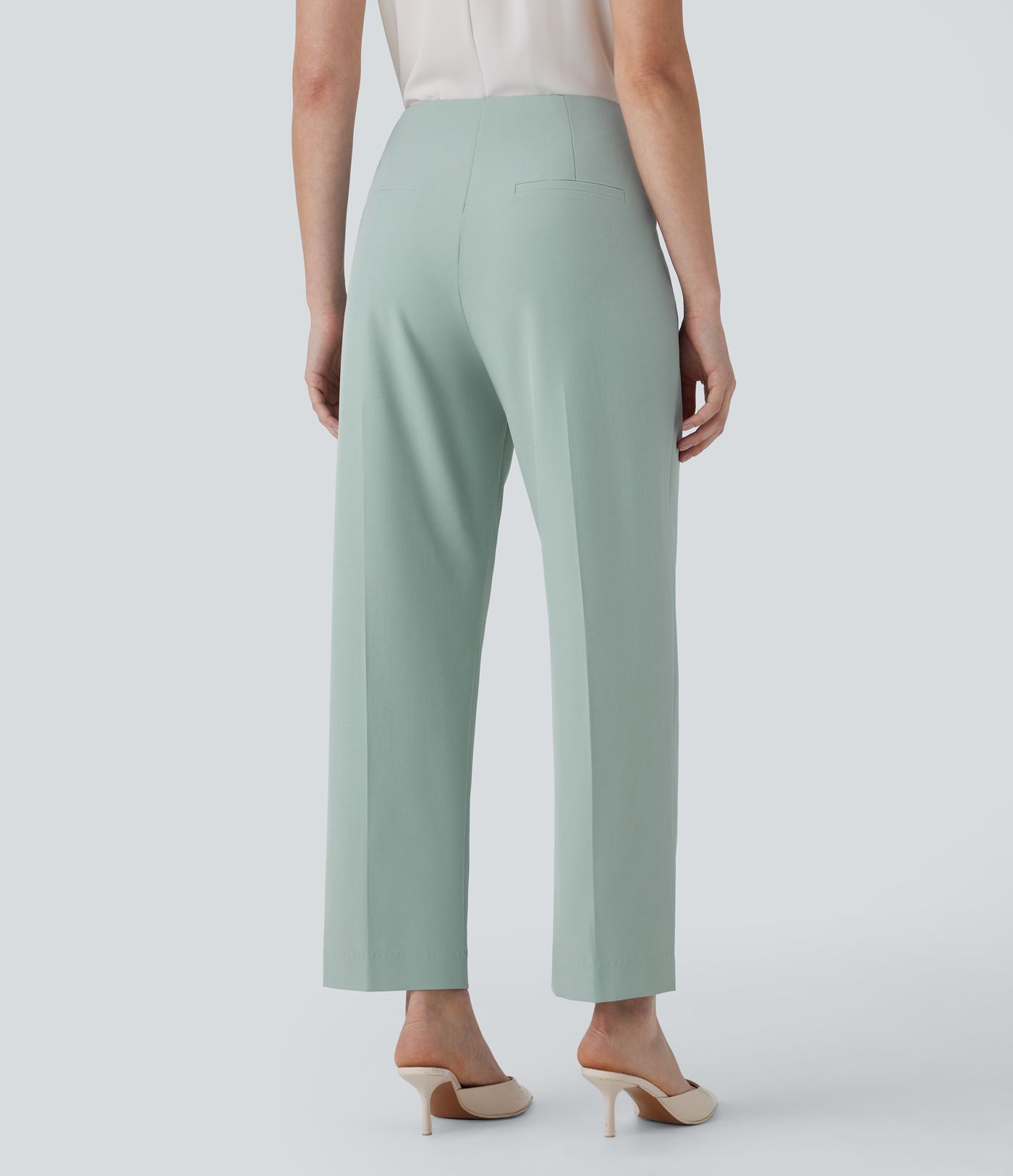 Schmal zulaufende Stoffhose mit hohem Bund, Seitentaschen und unsichtbarem Reißverschluss