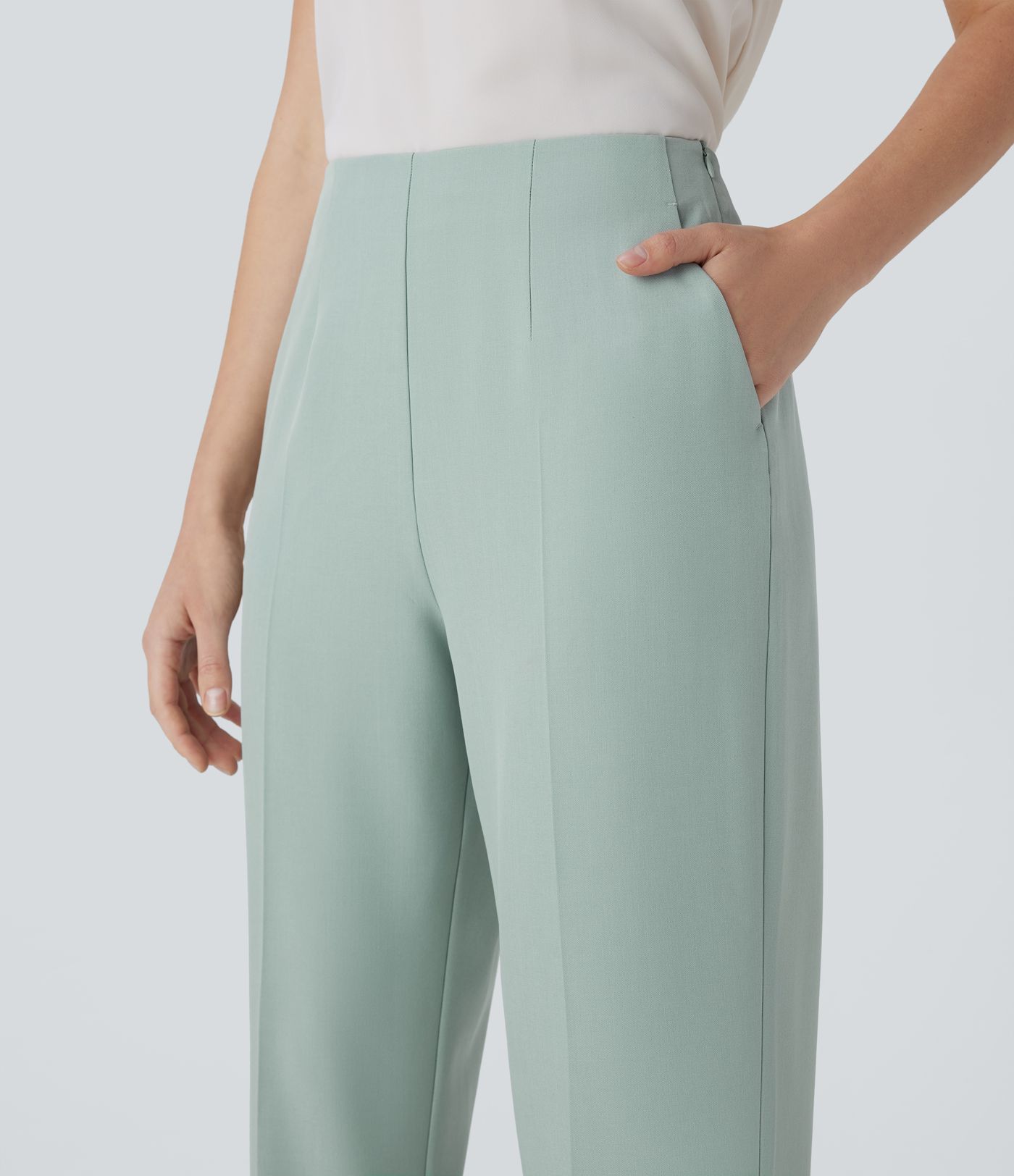 Schmal zulaufende Stoffhose mit hohem Bund, Seitentaschen und unsichtbarem Reißverschluss