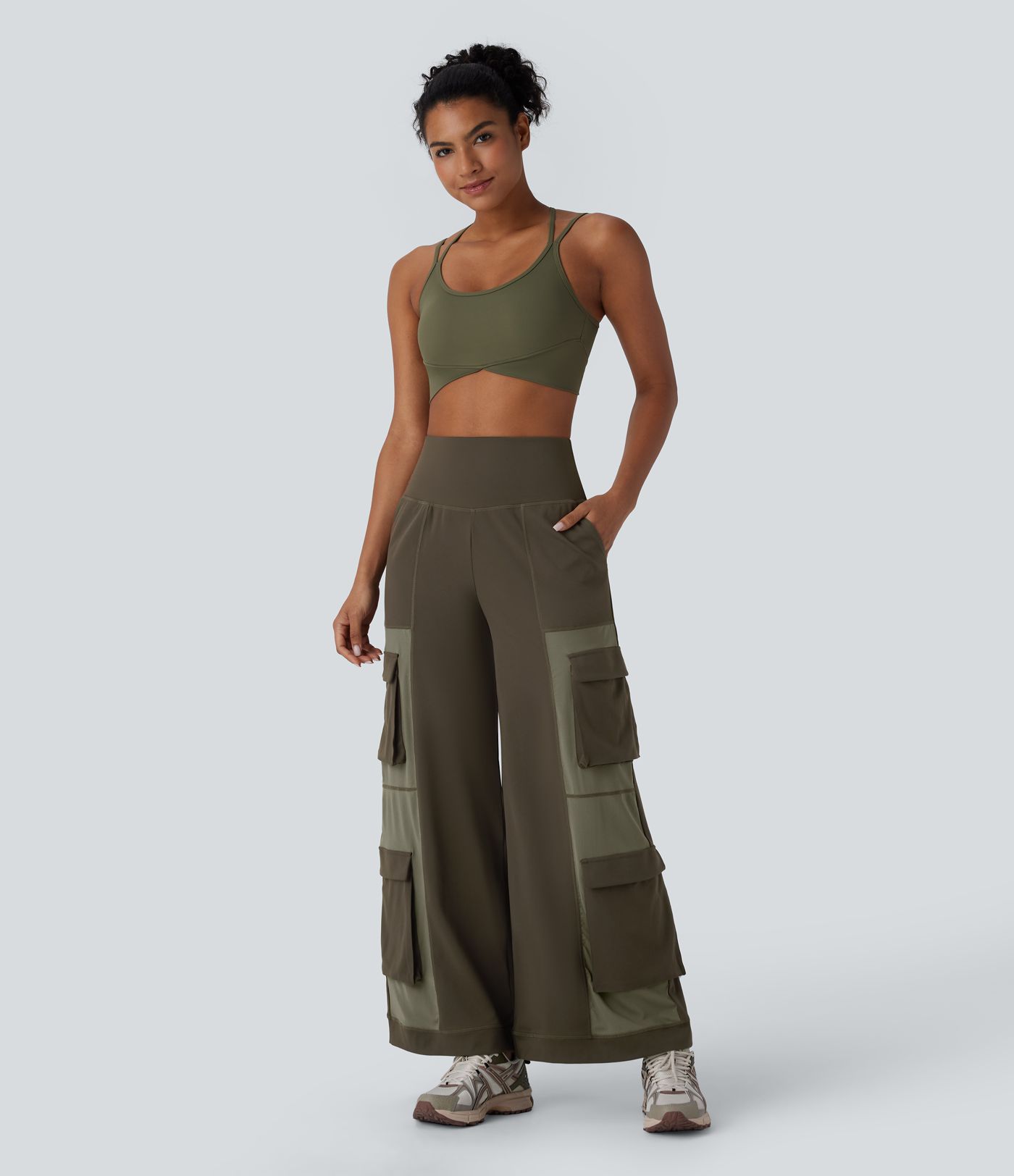 DayStretch - Yoga-Cargo-Hose mit hohem Bund, Seitentaschen und Patchwork-Details