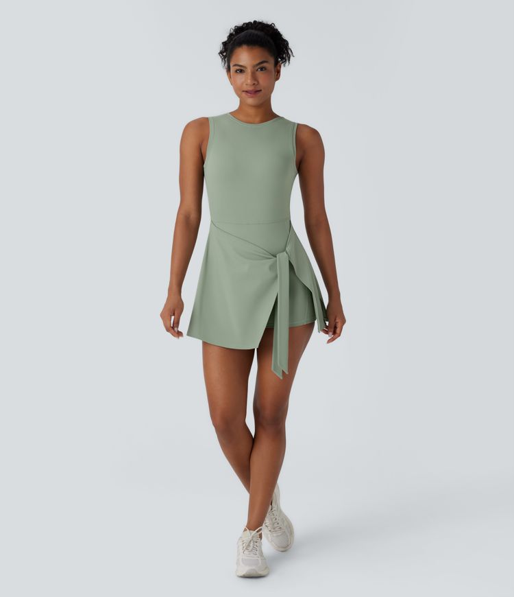 Rückenfreies, ärmelloses 2-in-1 Pickleball-Wickel-Minikleid mit Seitentaschen zum vorne Binden