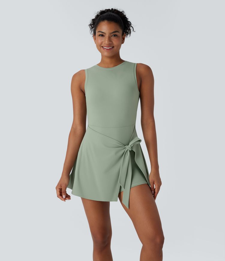 Rückenfreies, ärmelloses 2-in-1 Pickleball-Wickel-Minikleid mit Seitentaschen zum vorne Binden