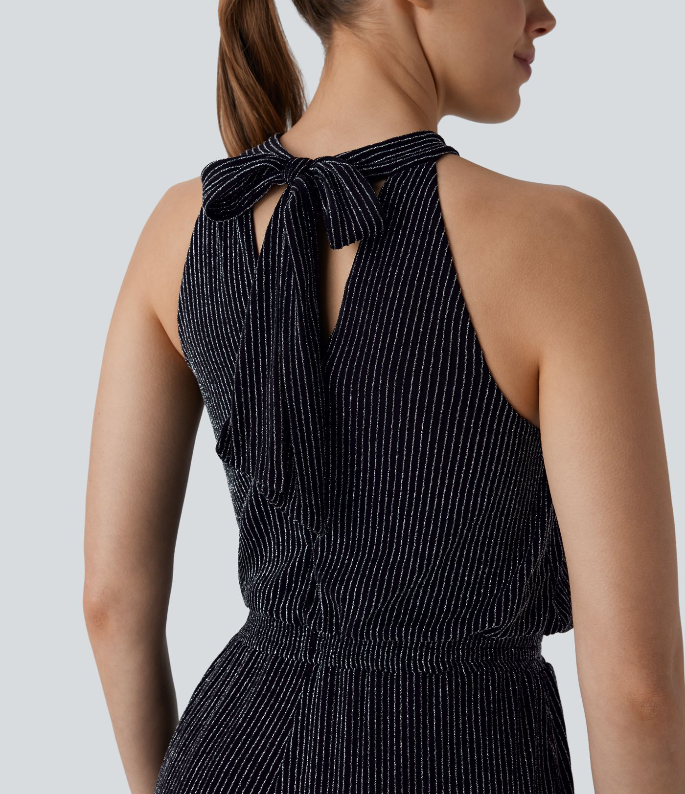 Lässiger, ärmelloser Jumpsuit mit Seitentasche, Neckholder und Glanz-Effekt