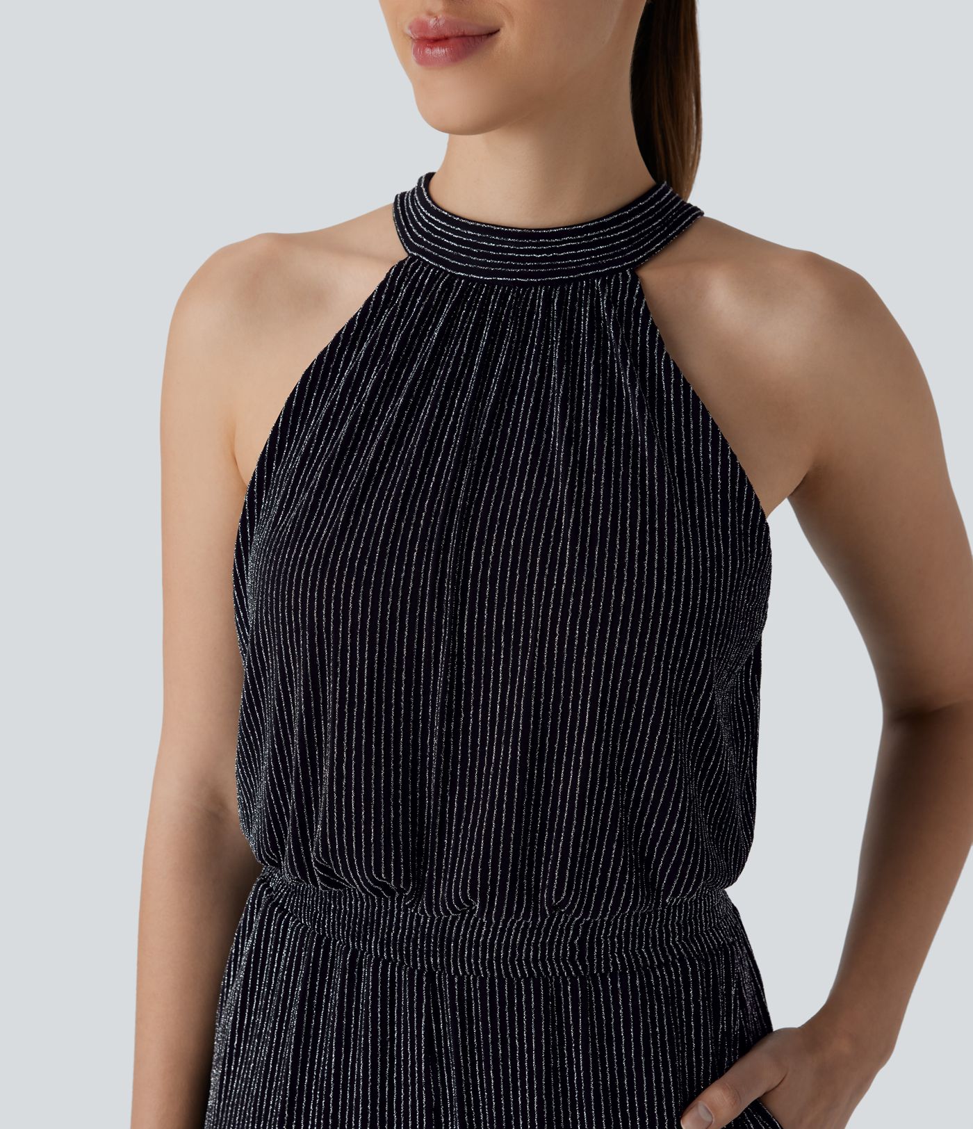 Lässiger, ärmelloser Jumpsuit mit Seitentasche, Neckholder und Glanz-Effekt