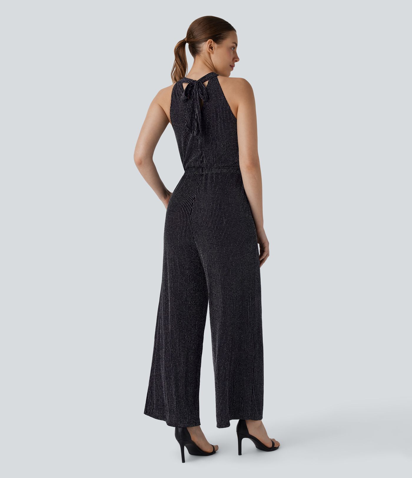 Lässiger, ärmelloser Jumpsuit mit Seitentasche, Neckholder und Glanz-Effekt