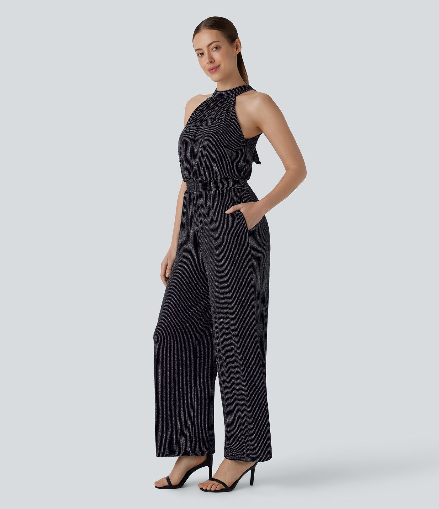 Lässiger, ärmelloser Jumpsuit mit Seitentasche, Neckholder und Glanz-Effekt