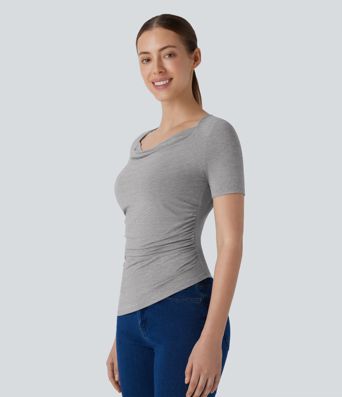 Top ajustado cuello vuelto dobladillo asimétrico fruncido