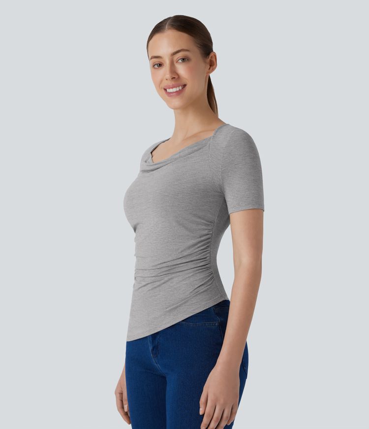 Top ajustado cuello vuelto dobladillo asimétrico fruncido