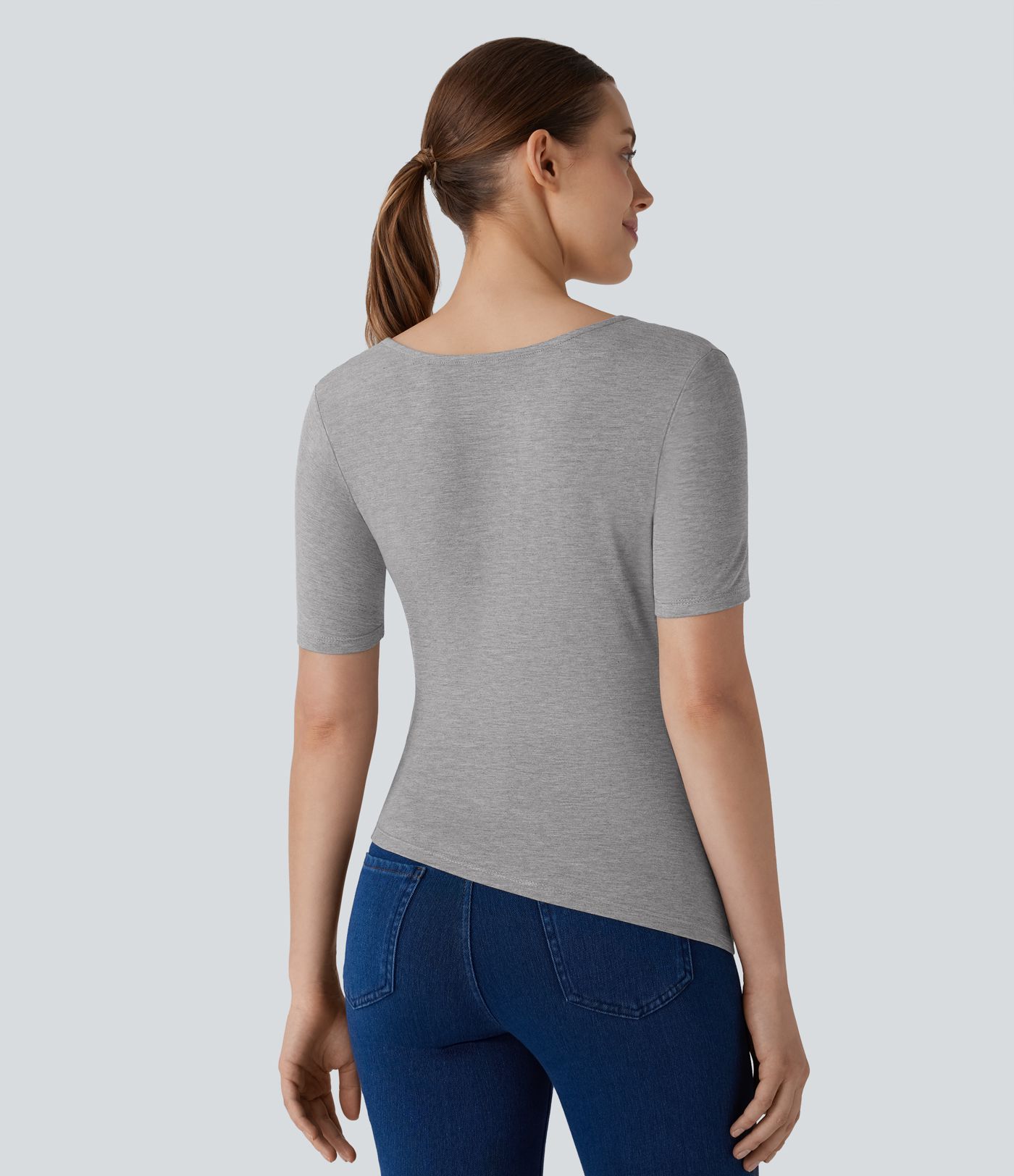 Top ajustado cuello vuelto dobladillo asimétrico fruncido