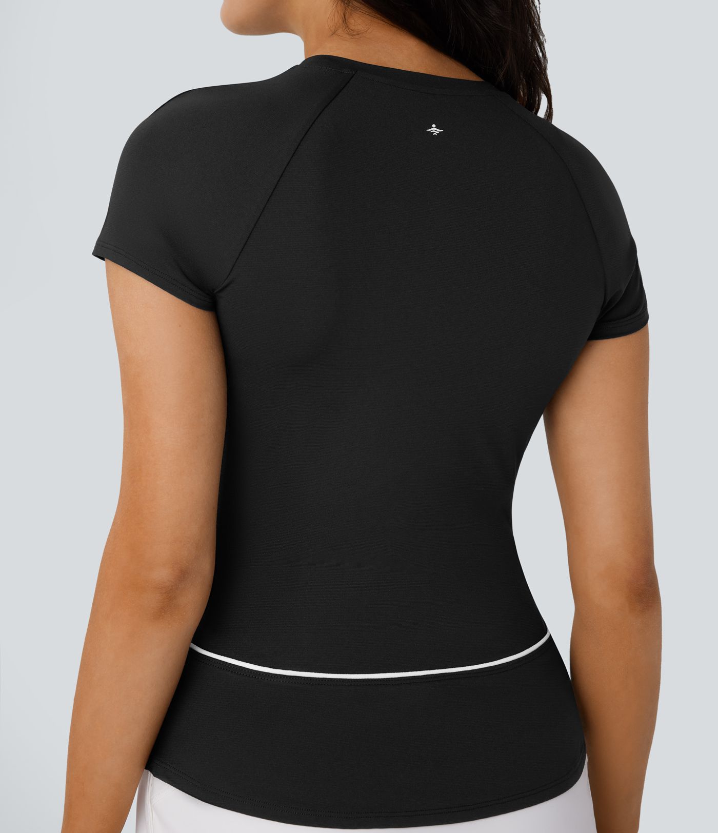 Haut de sport léger pour golf avec manches raglan, blocs de couleur, bande et ourlet arrondi, coupe ajustée
