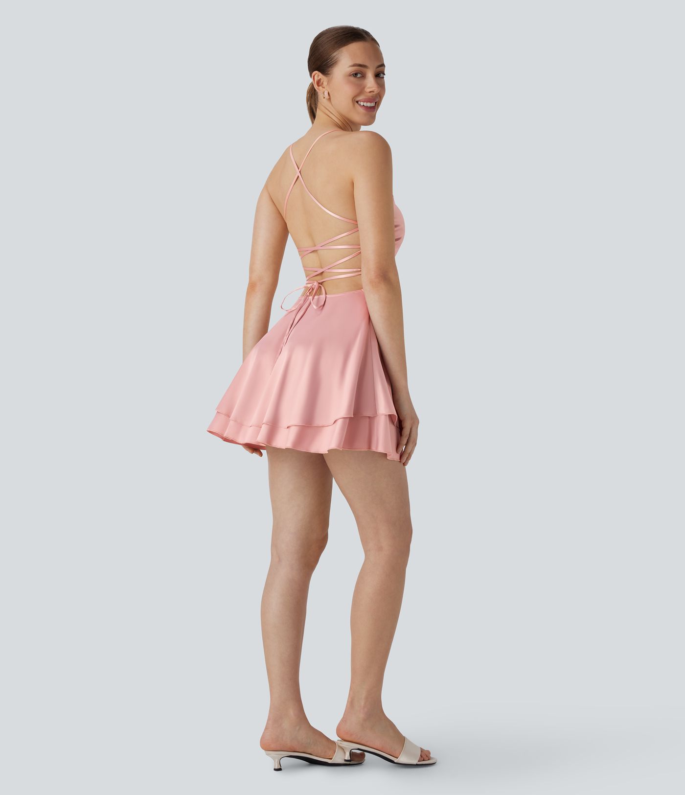 Robe de soirée mini en satin à volants avec dos nu, lacets croisés et fermeture éclair invisible