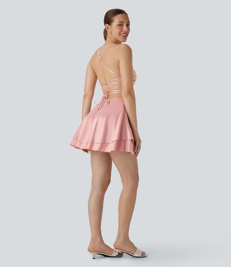 Robe de soirée mini en satin à volants avec dos nu, lacets croisés et fermeture éclair invisible