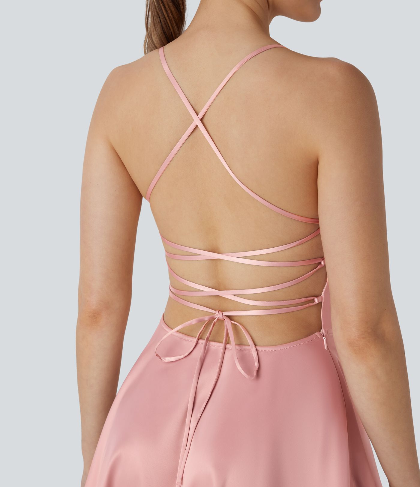 Robe de soirée mini en satin à volants avec dos nu, lacets croisés et fermeture éclair invisible