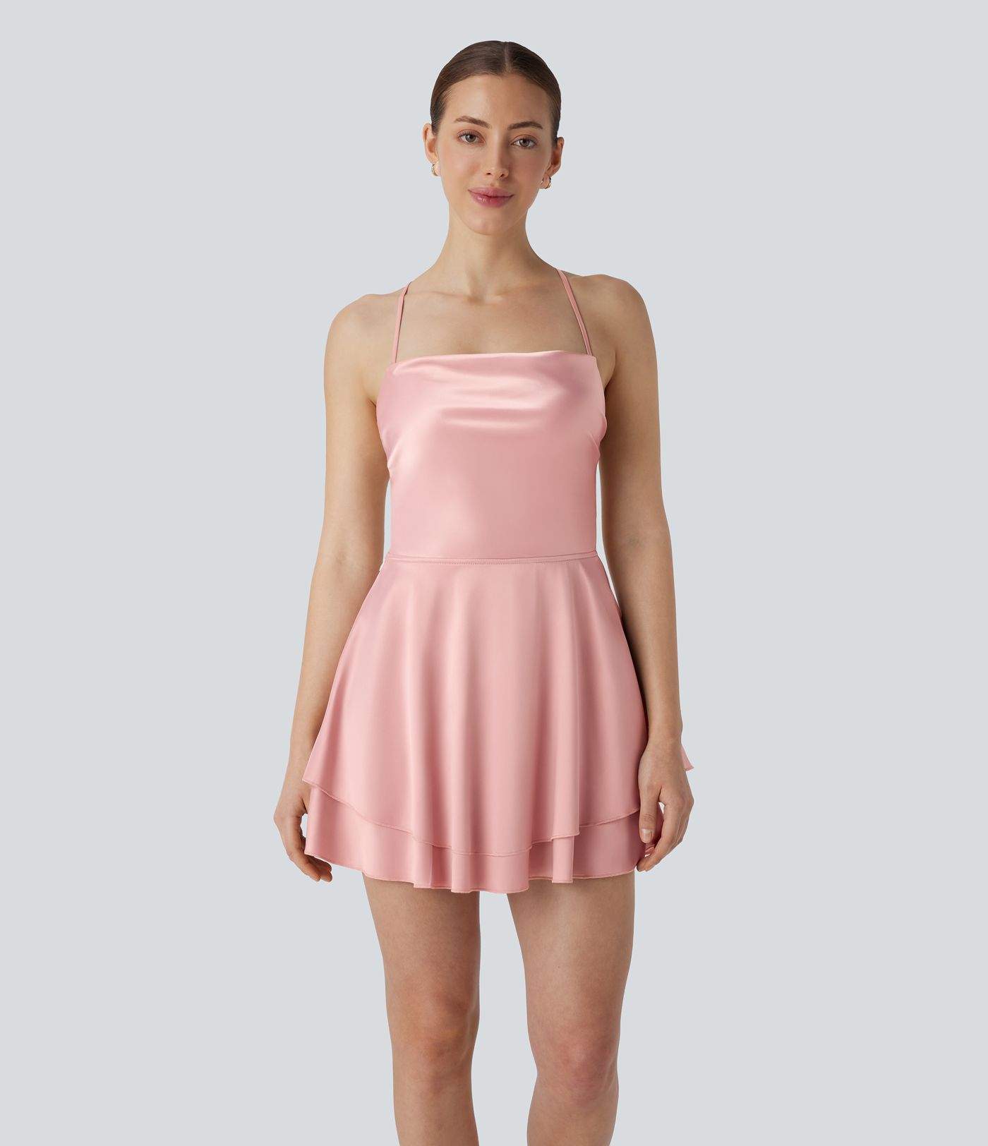 Robe de soirée mini en satin à volants avec dos nu, lacets croisés et fermeture éclair invisible