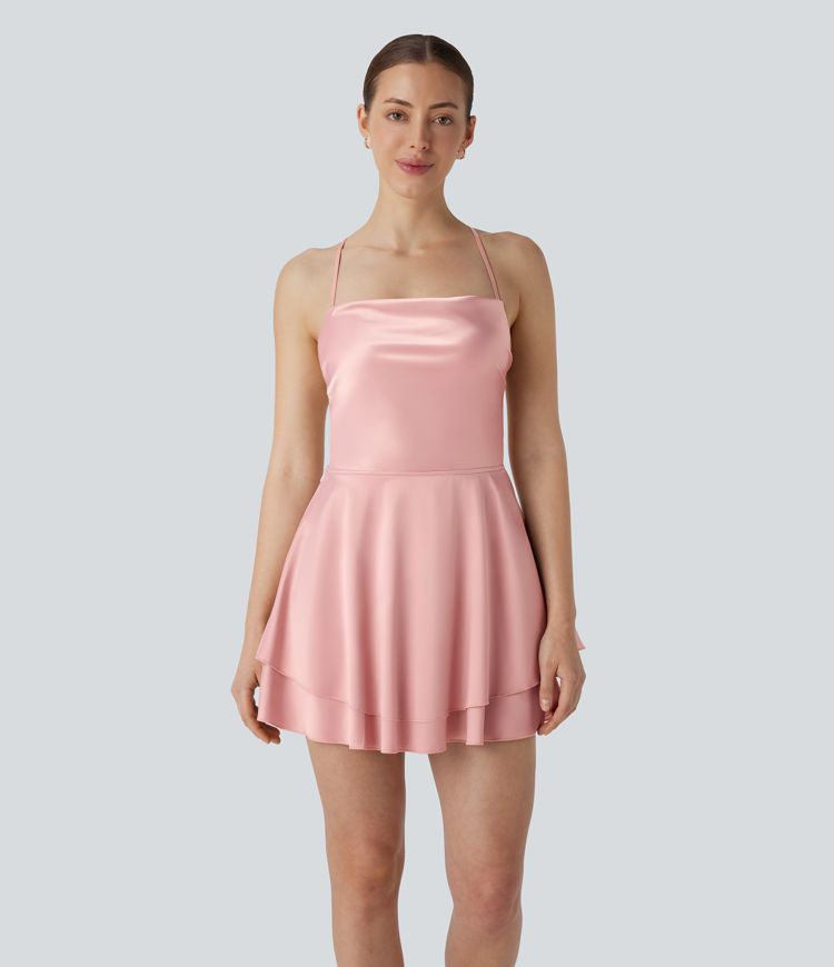 Robe de soirée mini en satin à volants avec dos nu, lacets croisés et fermeture éclair invisible