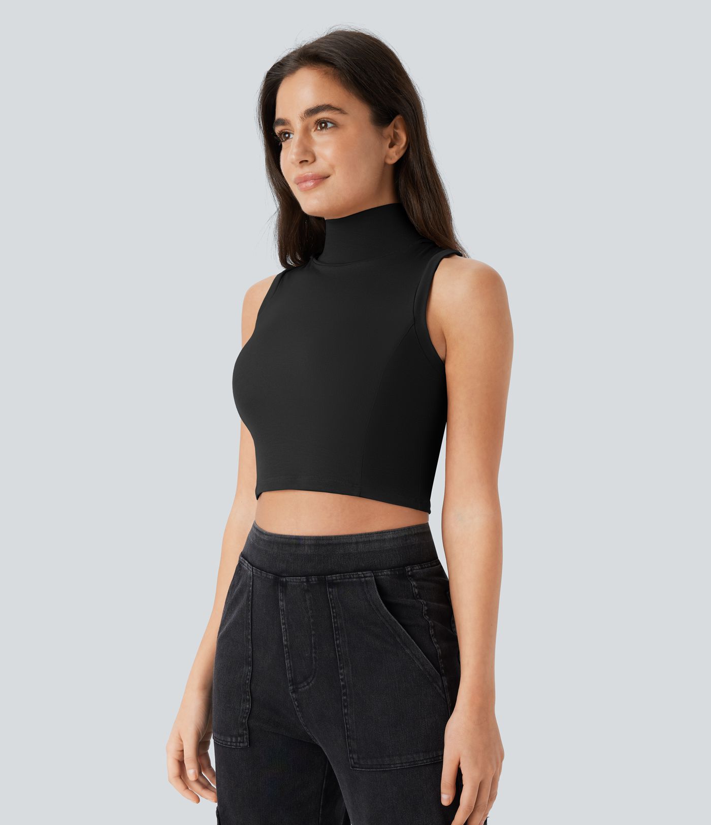 Geripptes, ärmelloses, kurzes Tanktop mit hohem Halsausschnitt, Kapuze und Cut-Outs