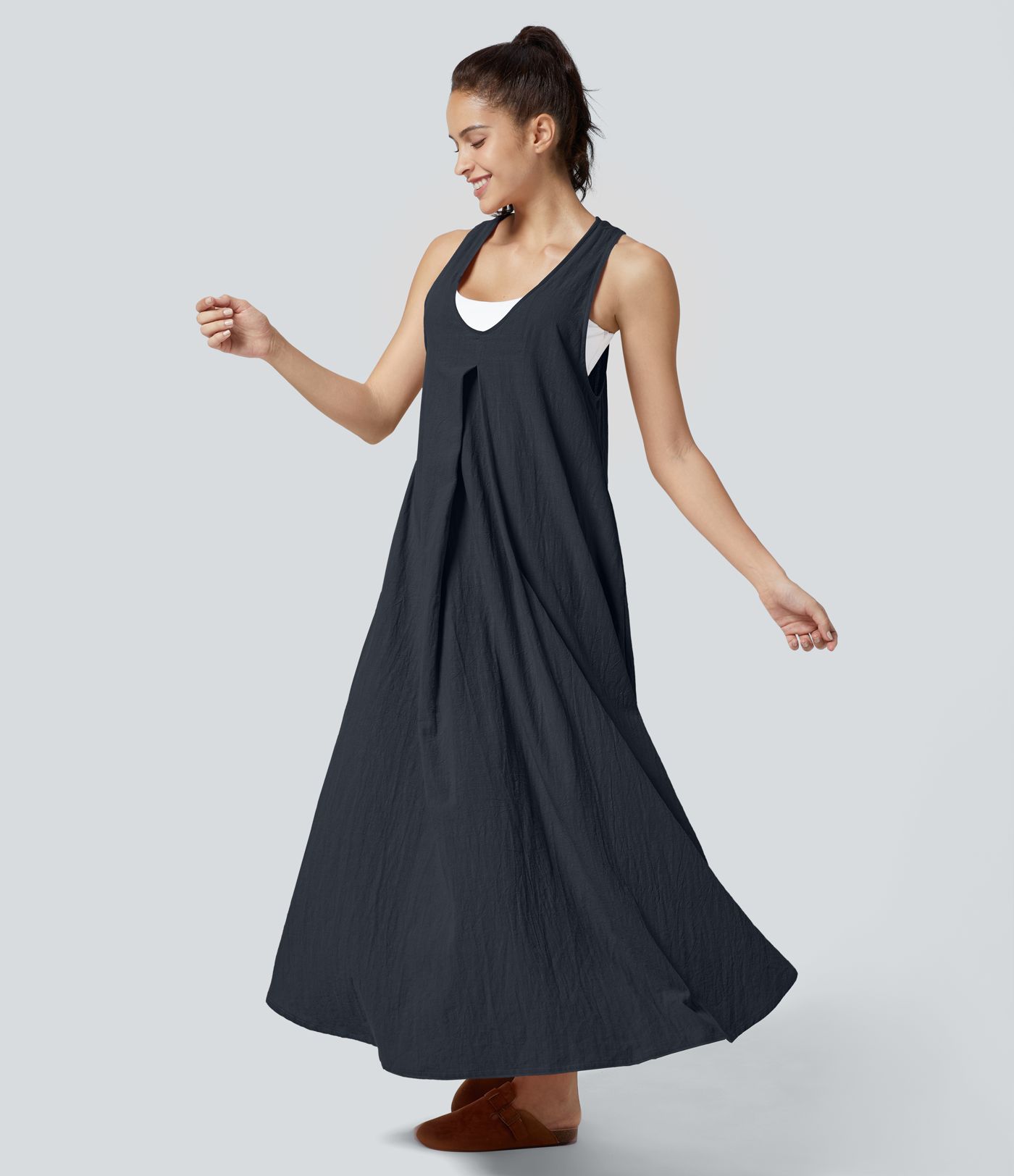 Ärmelloses, plissiertes Flowy-Maxi-Kleid aus Baumwolle mit U-Ausschnitt und Seitentaschen