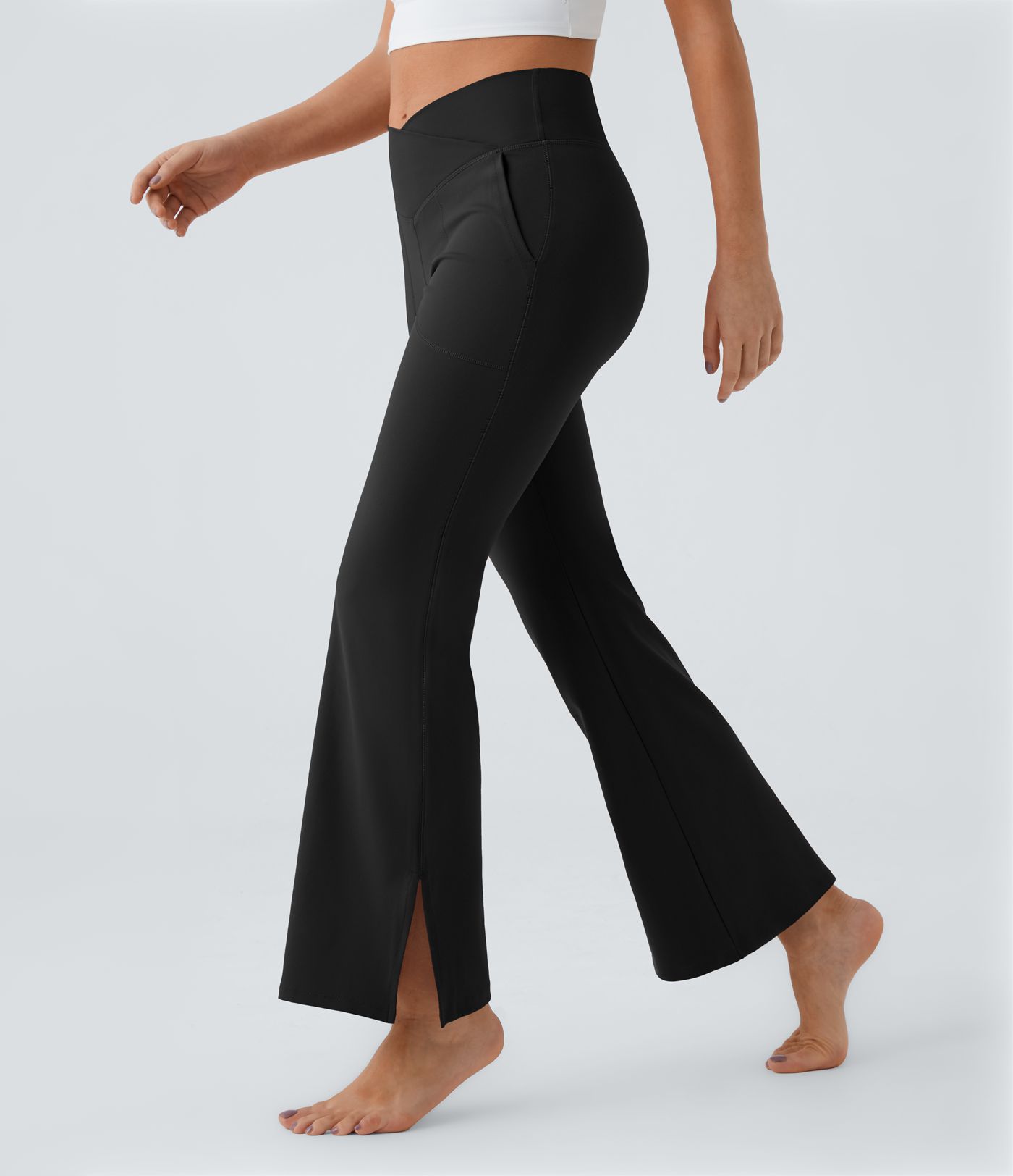 DayStretch - Flare-Leggings mit hohem Crossover-Bund und Saumdetail