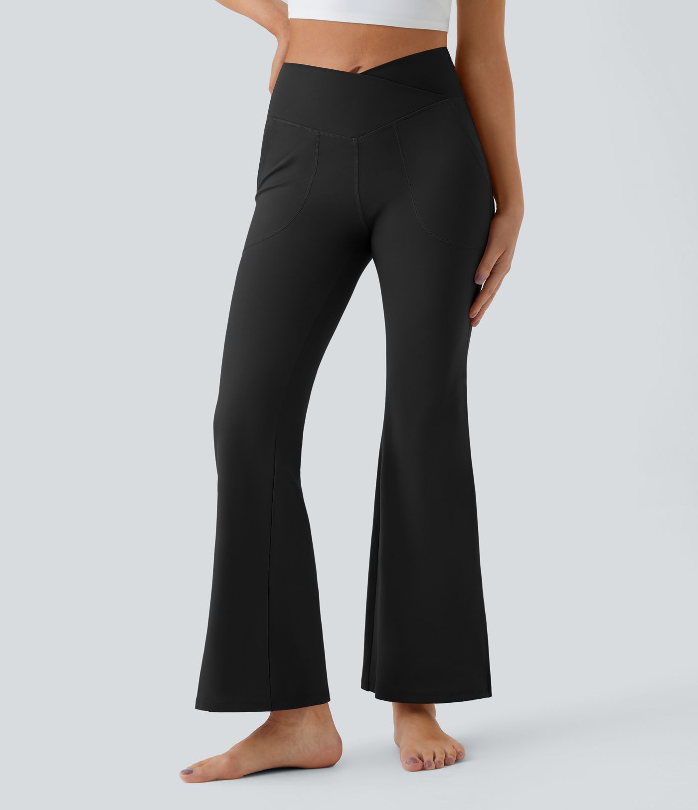 DayStretch - Flare-Leggings mit hohem Crossover-Bund und Saumdetail