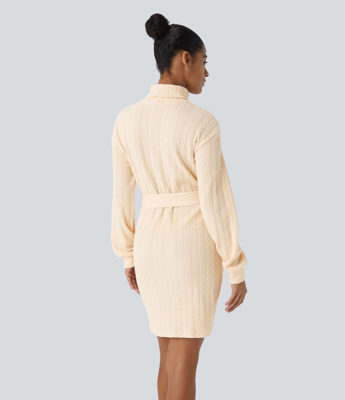 Figurbetontes Mini-Strickkleid mit hohem Ausschnitt und Schnürung