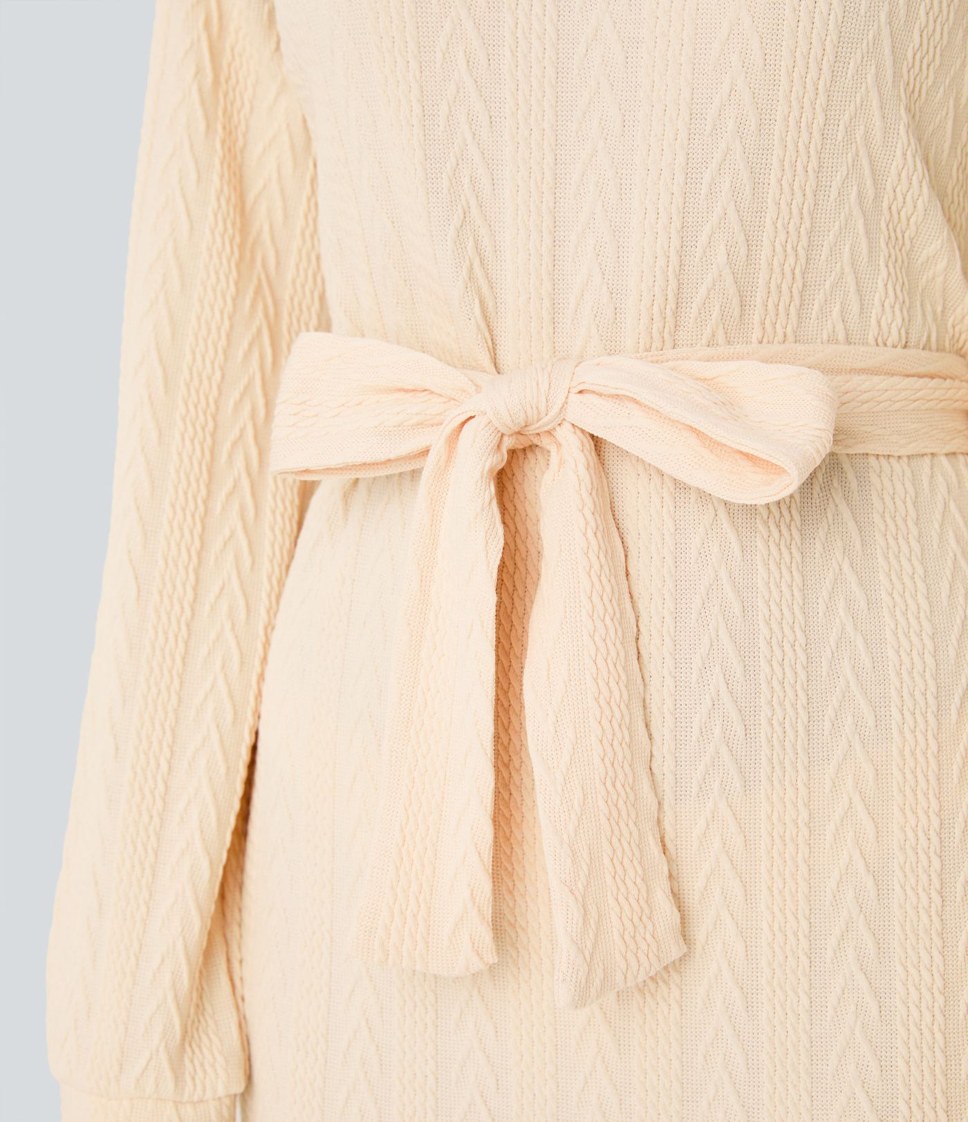 Figurbetontes Mini-Strickkleid mit hohem Ausschnitt und Schnürung