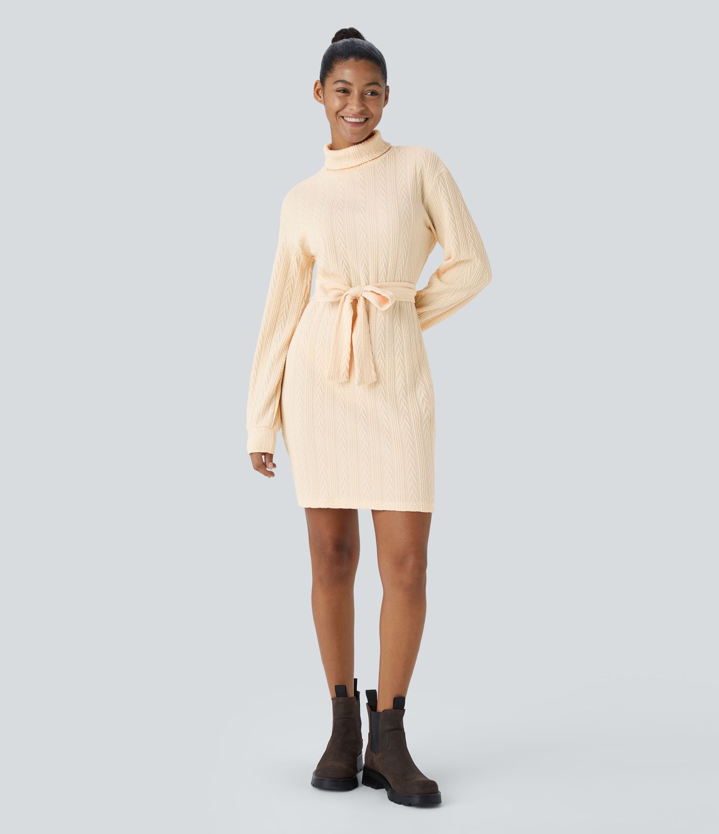 Figurbetontes Mini-Strickkleid mit hohem Ausschnitt und Schnürung