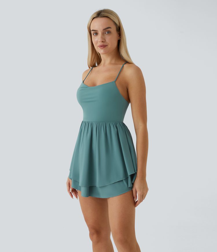 Breezeful™ Mini vestido fluido secado rápido tirantes ajustables cruzados sin espalda cordones dobladillo volantes