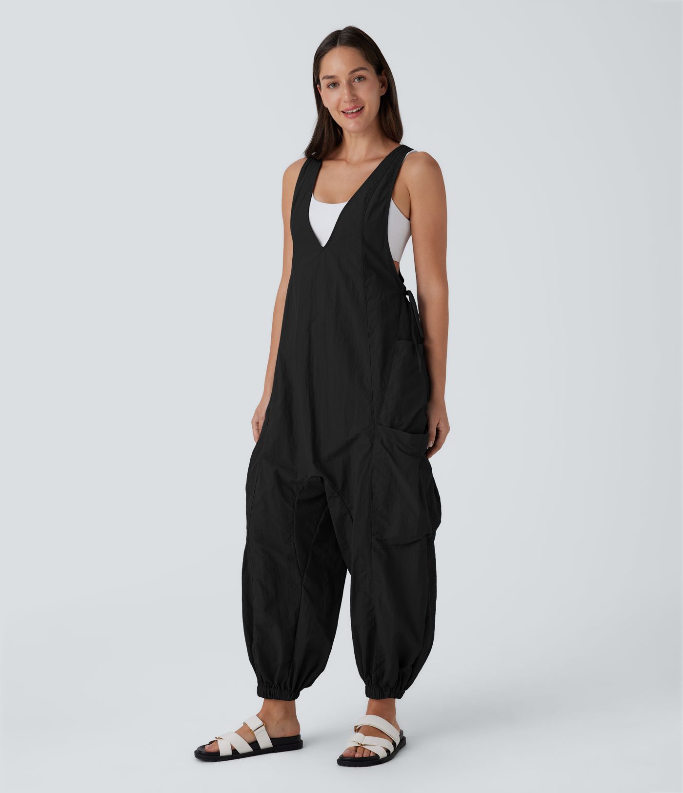 Volný overal s výstřihem do V bez rukávů se stahovací šňůrkou a kapsami